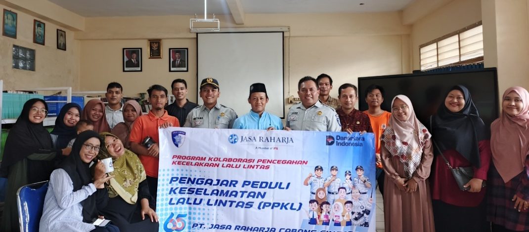 Pengajar SMP Muhammadiyah 2 Singaraja Dibekali Pengetahuan Keselamatan Lalu Lintas dan Kesamsatan